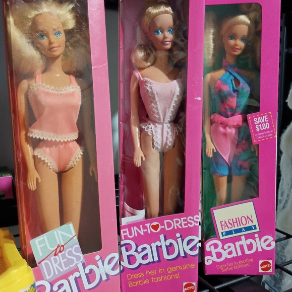 Fun to Dress & Fashion Play 3 Barbie Bundle - Picture 3 of 11